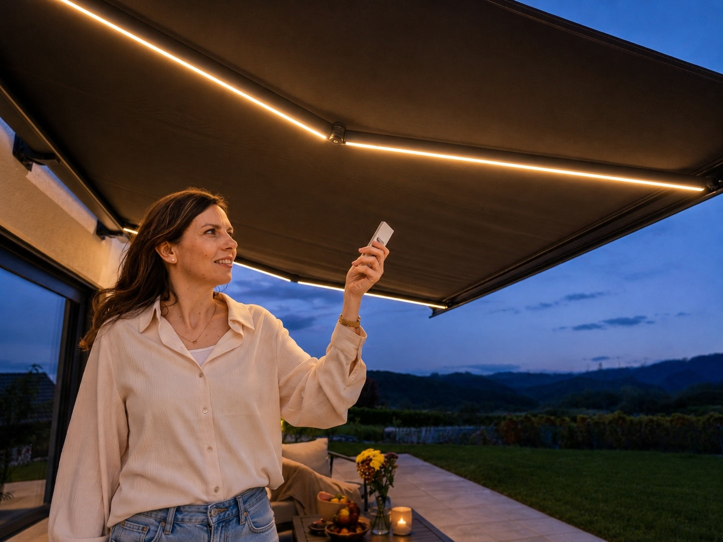 Illuminazione LED integrata su tenda da sole PERGOLUX di sera