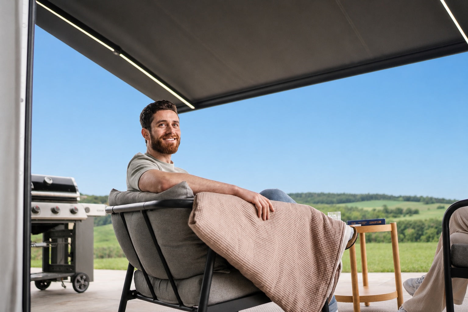 Vista della tenda da sole PERGOLUX dall'interno di casa